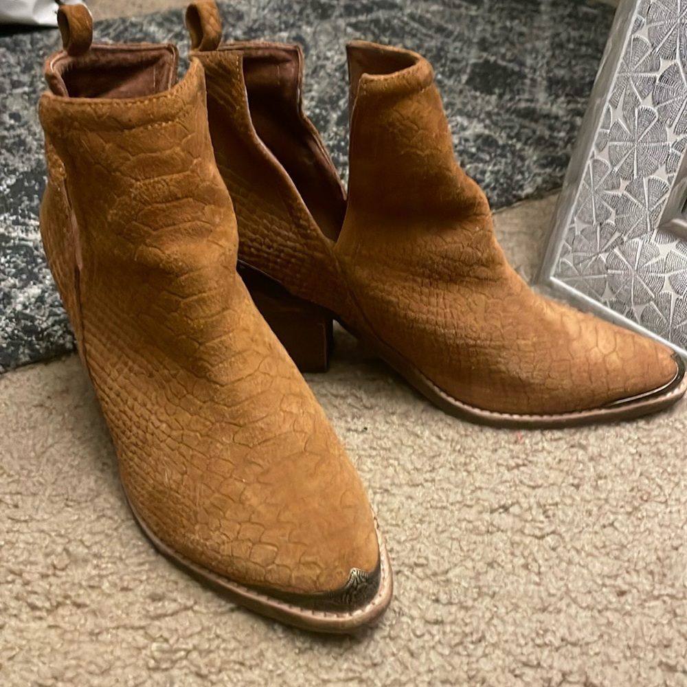 Jeffrey Campbell Cromwell Brown Suede booties sz 8.5
Like new small wear n tear